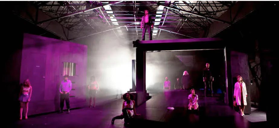 Pièce de théâtre sous une lumière violette