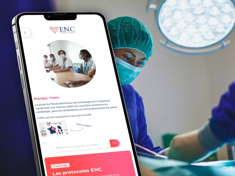 Page d'accueil du site ENC sur mobile sur une photographie de bloc opératoire