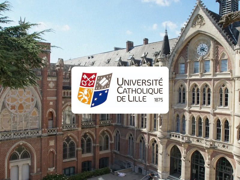 Logo Université Catholique de Lille devant une photo du campus universitaire historique de Lille